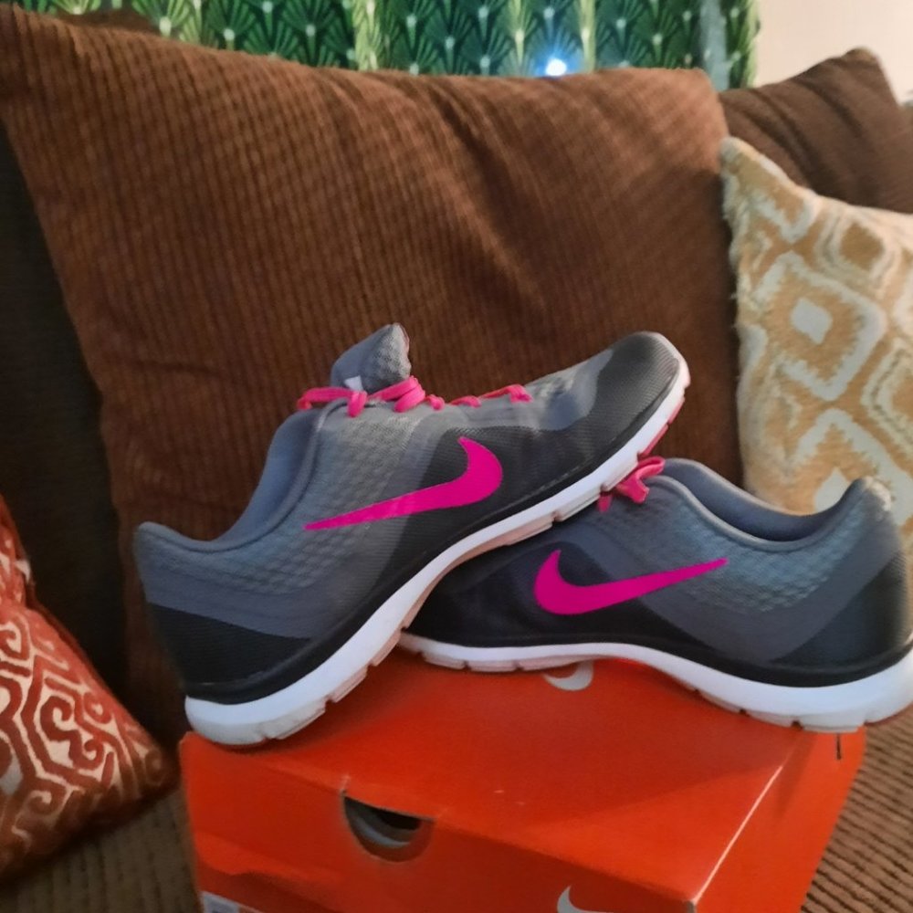 Women's Nike Flex Pink & Gray SZ 8